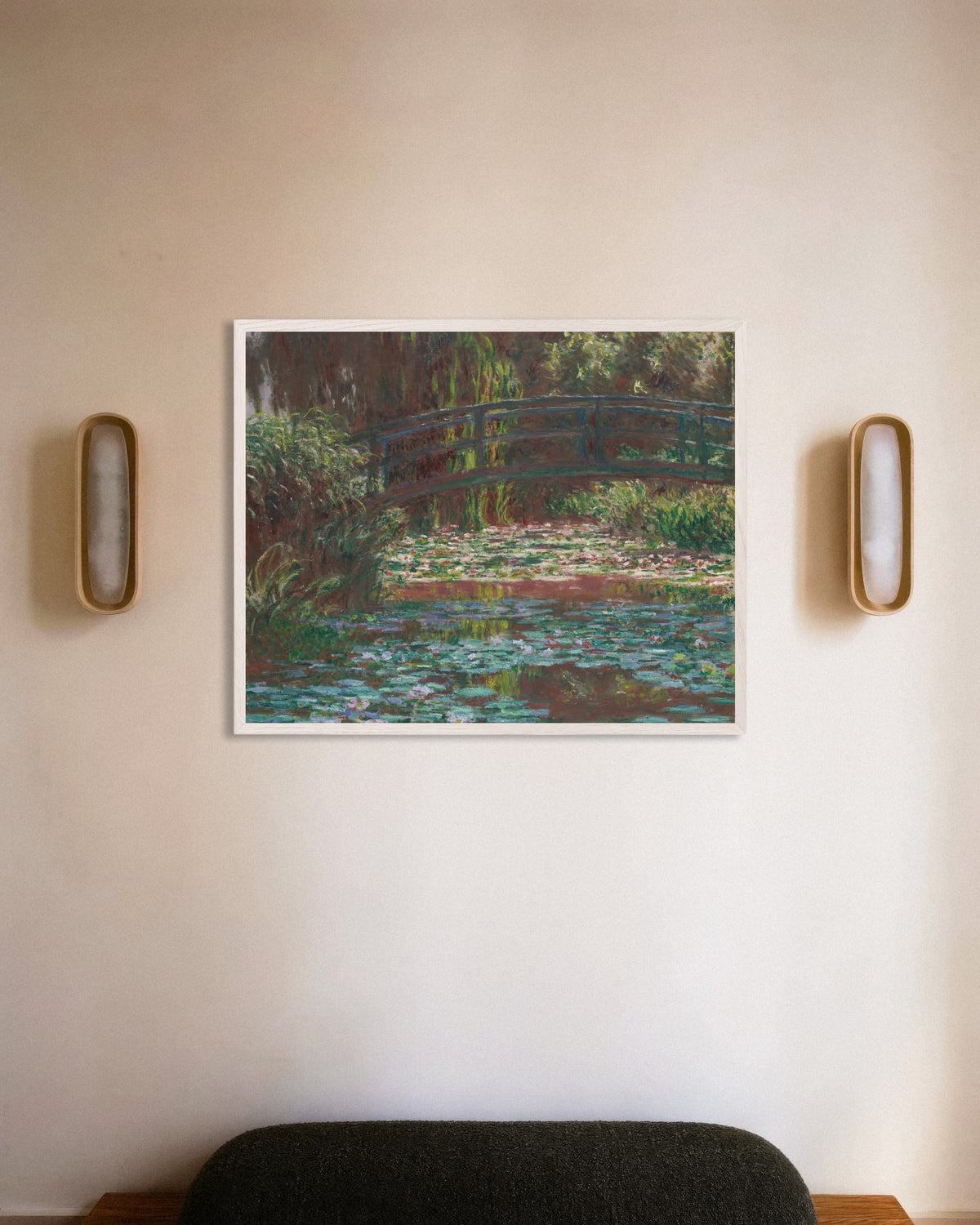 Poster Der Seerosenteich (1900) von Claude Monet mit weißem Holzrahmen