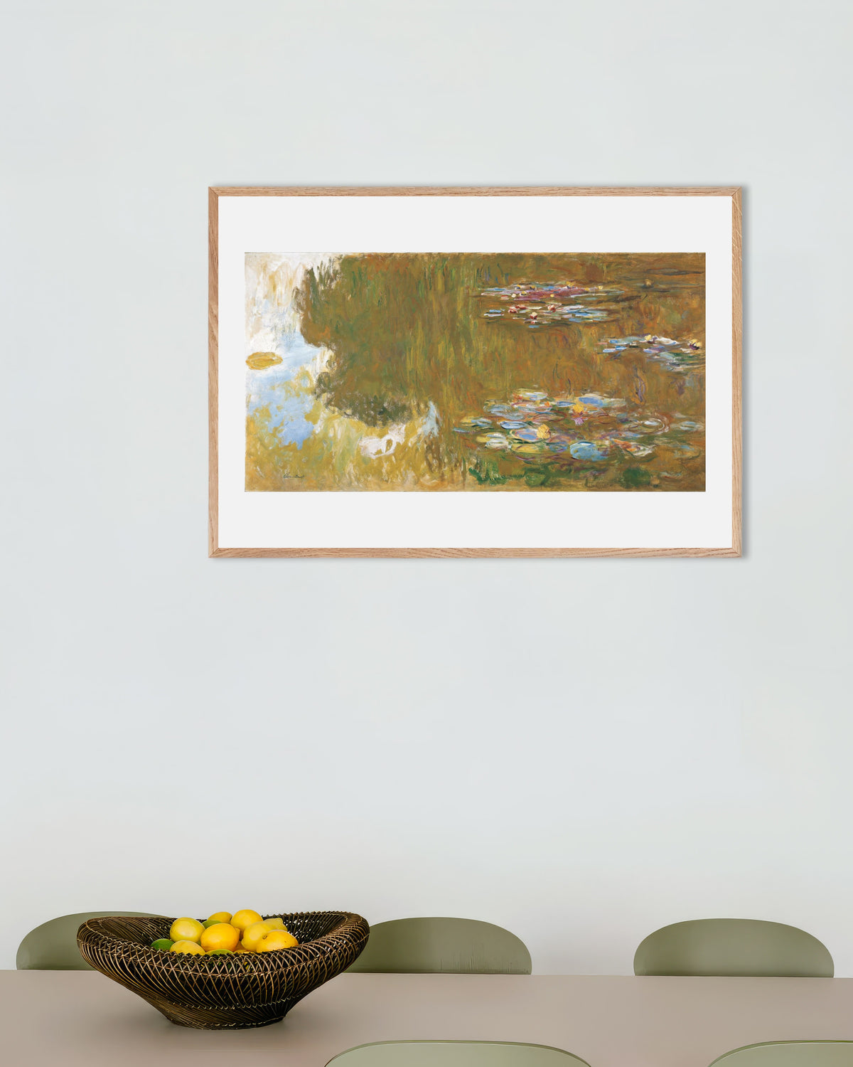 Poster Seerosenteich mit Weidenspiegelungen (um 1917–1919) von Claude Monet mit naturfarbenem Holzrahmen