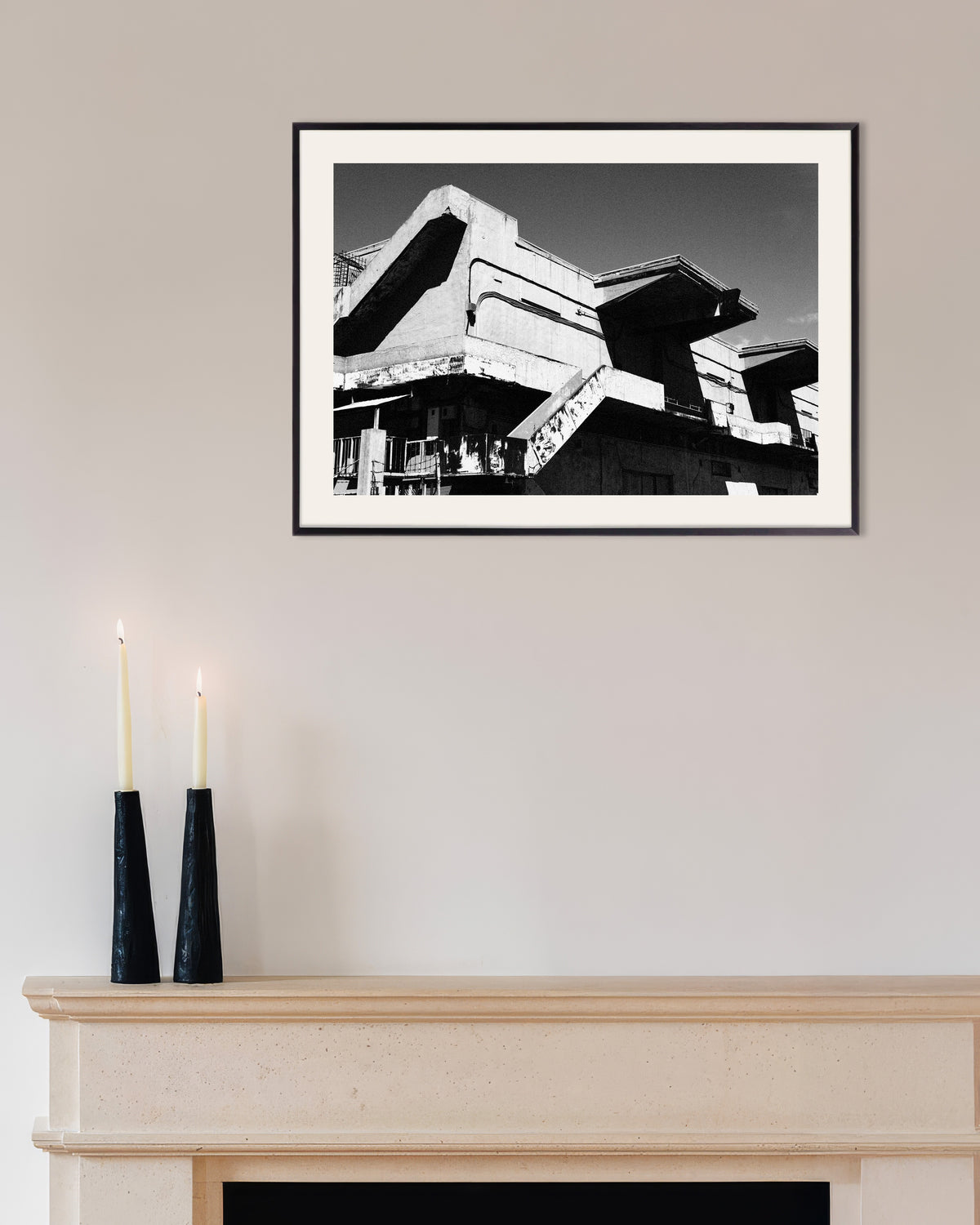 Poster „Verwitterter Betonpavillon“ mit Metallrahmen