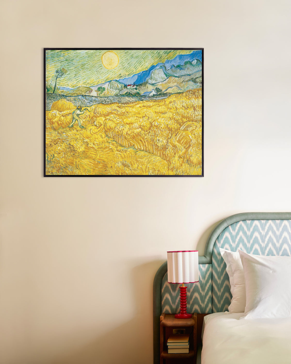 Poster mit Weizenfeld hinter dem Krankenhaus Saint-Paul mit einem Schnitter (1889) von Vincent van Gogh, mit Metallrahmen