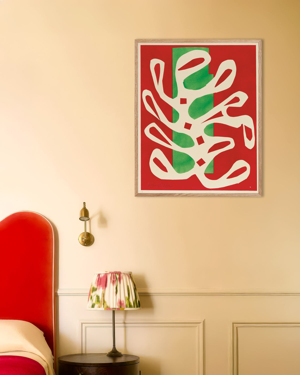 Poster Weiße Alge auf rotem und grünem Hintergrund (1947) von Henri Matisse, mit naturfarbenem Holzrahmen