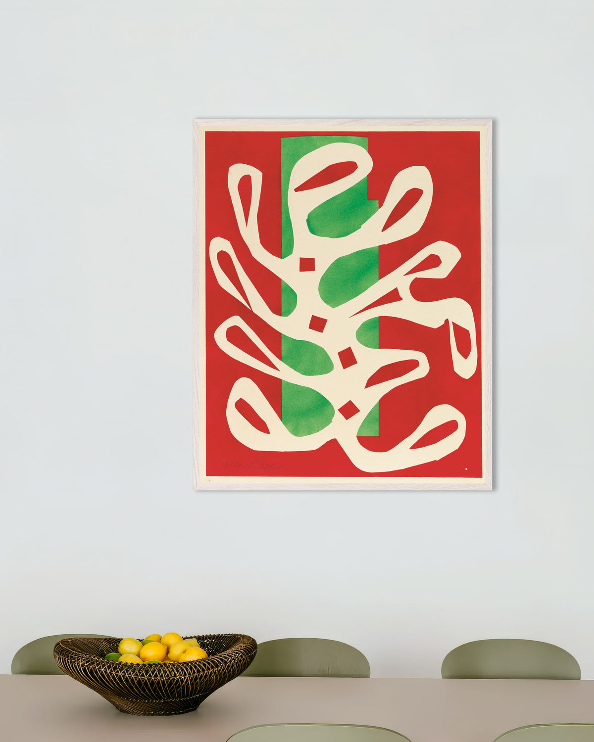 Poster Weiße Alge auf rotem und grünem Hintergrund (1947) von Henri Matisse, mit weißem Holzrahmen