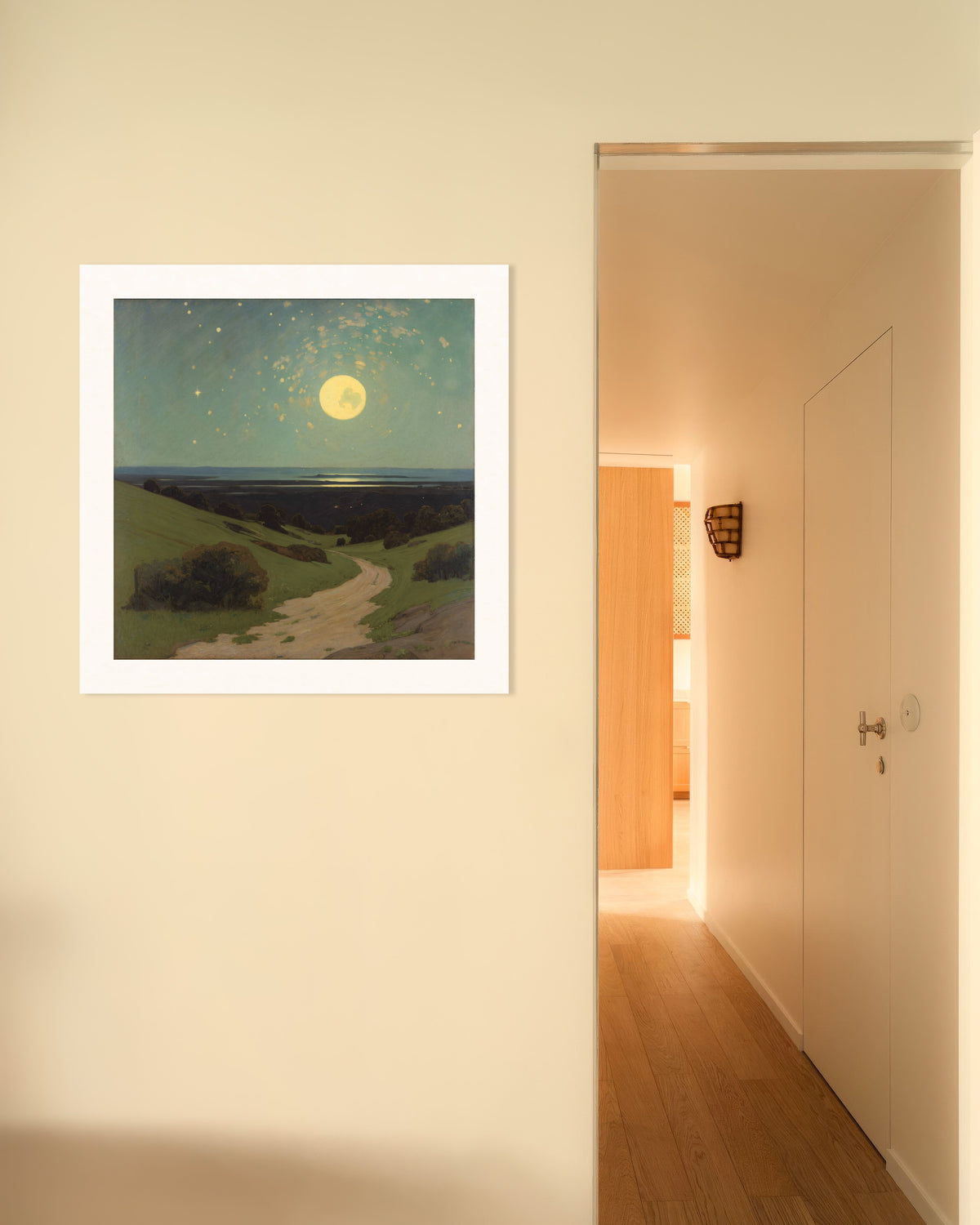 Poster Vollmond über den Hügeln: Vollmond und Sterne über grünen Hügeln und einem gewundenen Weg