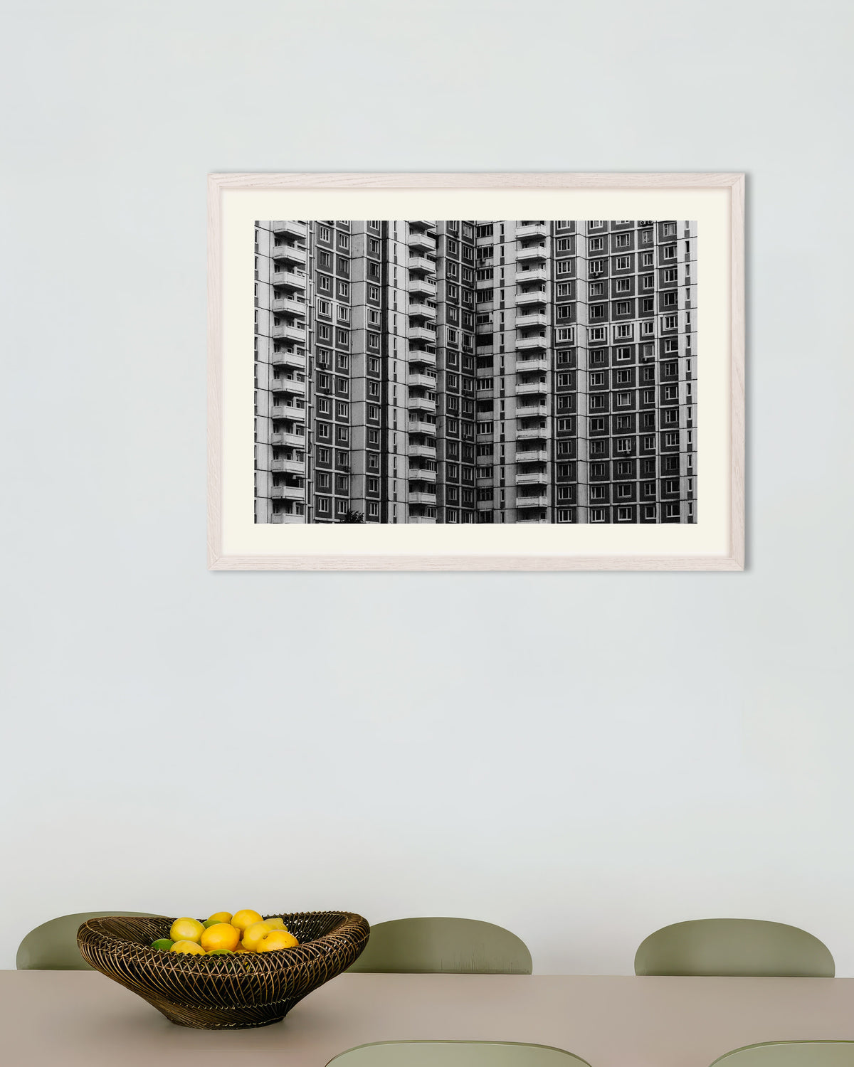 Poster „Fensterraster eines Hochhauses“ mit weißem Holzrahmen