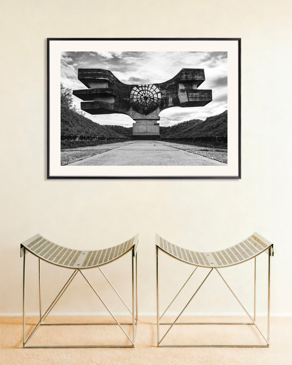Poster „Geflügeltes Monument am Ende der Straße“ mit Metallrahmen