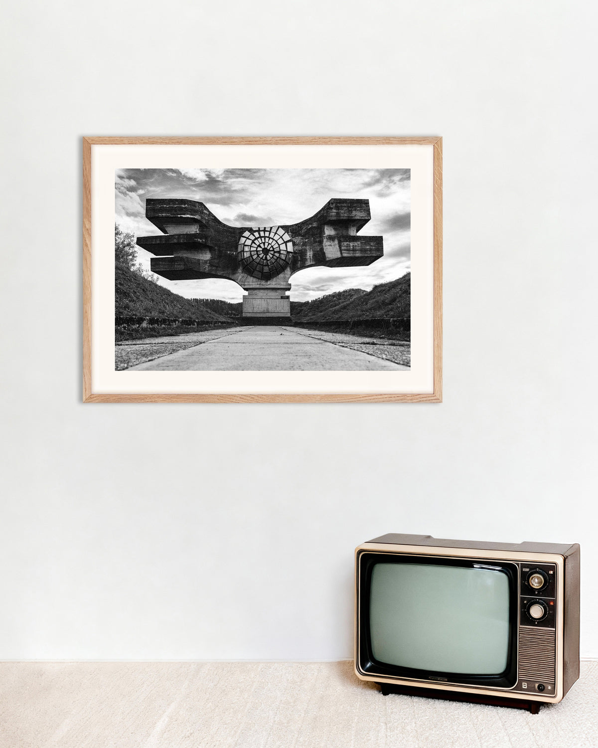 Poster „Geflügeltes Monument am Ende der Straße“ mit naturfarbenem Holzrahmen