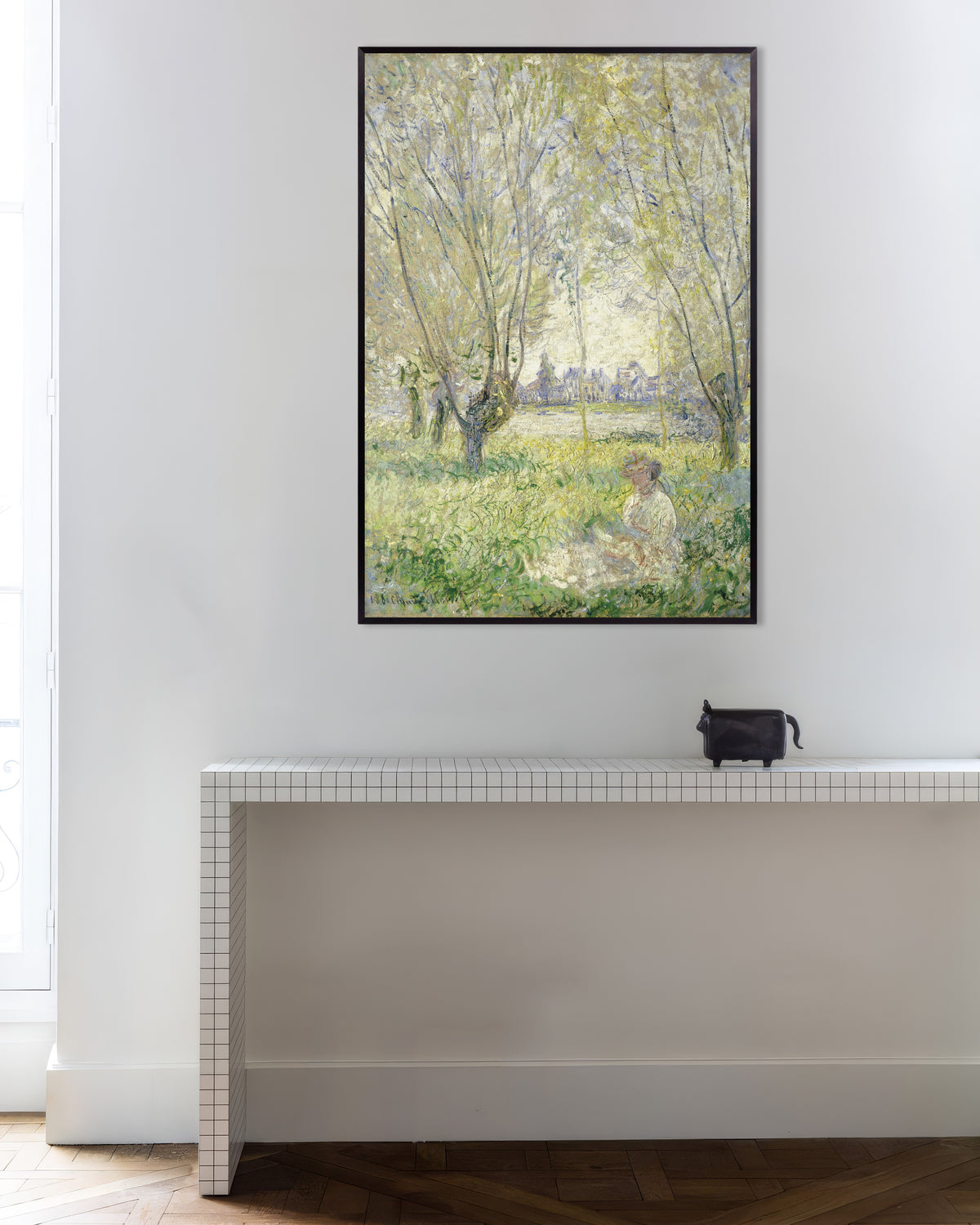 Poster Sitzende Frau unter Weiden (1880) von Claude Monet mit Metallrahmen