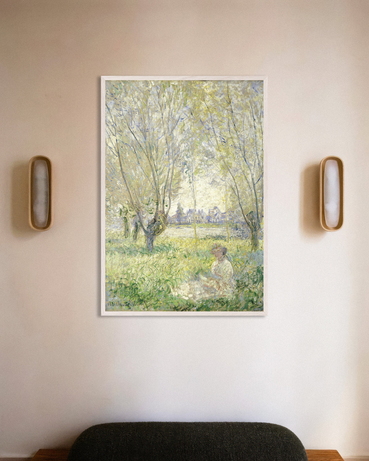 Poster Sitzende Frau unter Weiden (1880) von Claude Monet mit weißem Holzrahmen