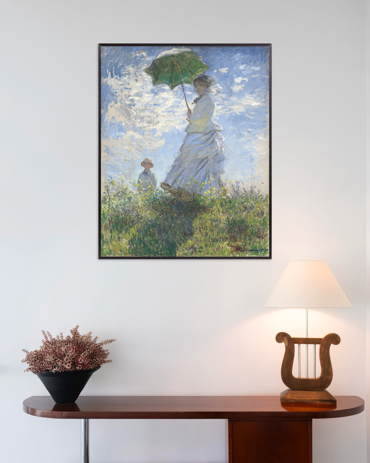 Poster Frau mit Sonnenschirm, Madame Monet und ihr Sohn (1875) von Claude Monet mit Metallrahmen