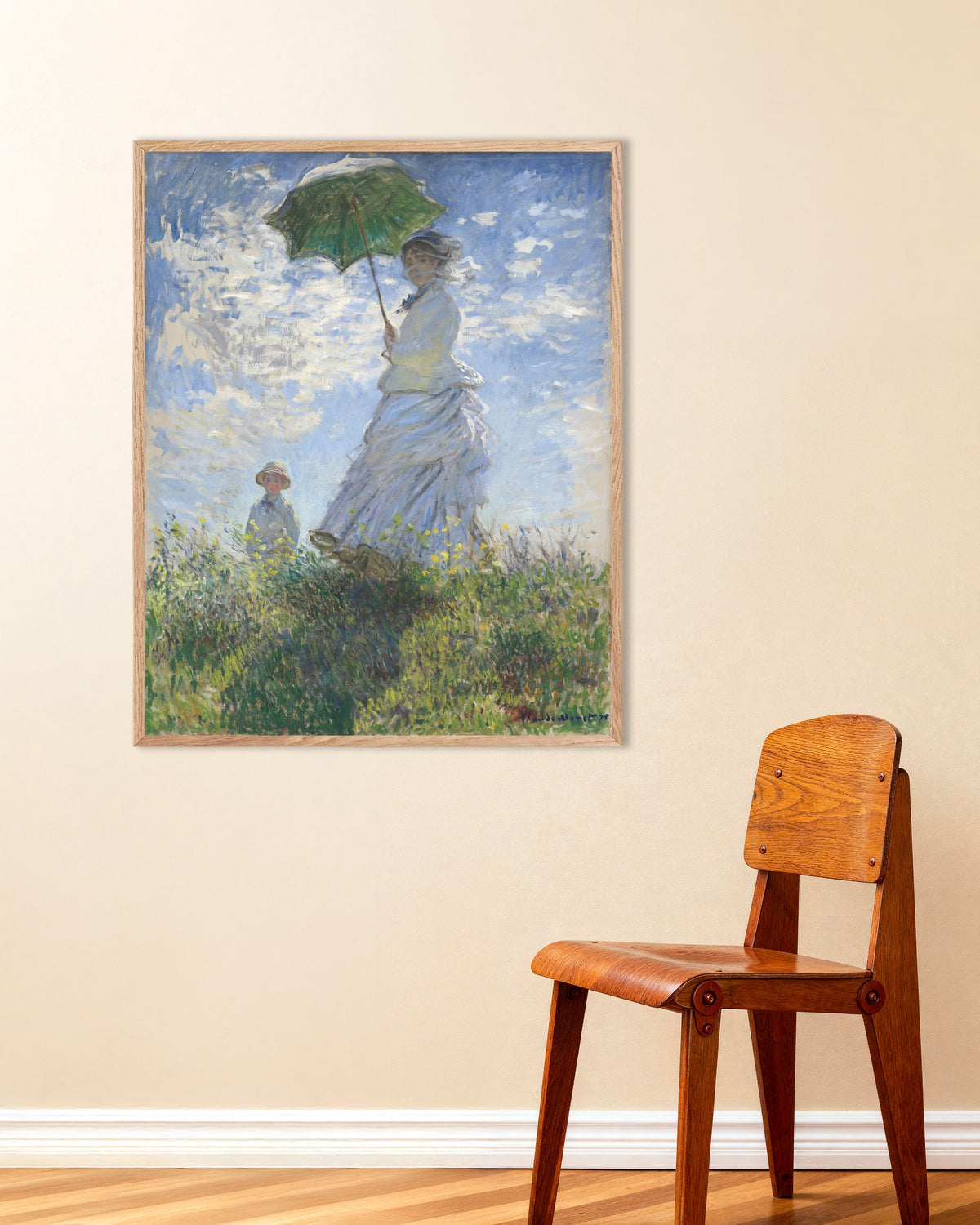 Poster Frau mit Sonnenschirm, Madame Monet und ihr Sohn (1875) von Claude Monet mit naturfarbenem Holzrahmen